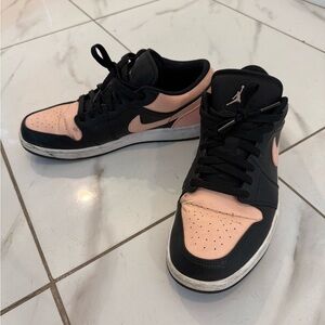 Nike low-top sneakers in black and light pink